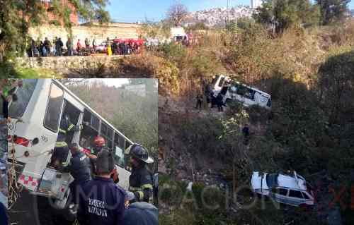 Videos: Imprudencia de microbús en Naucalpan causa accidente mortal
